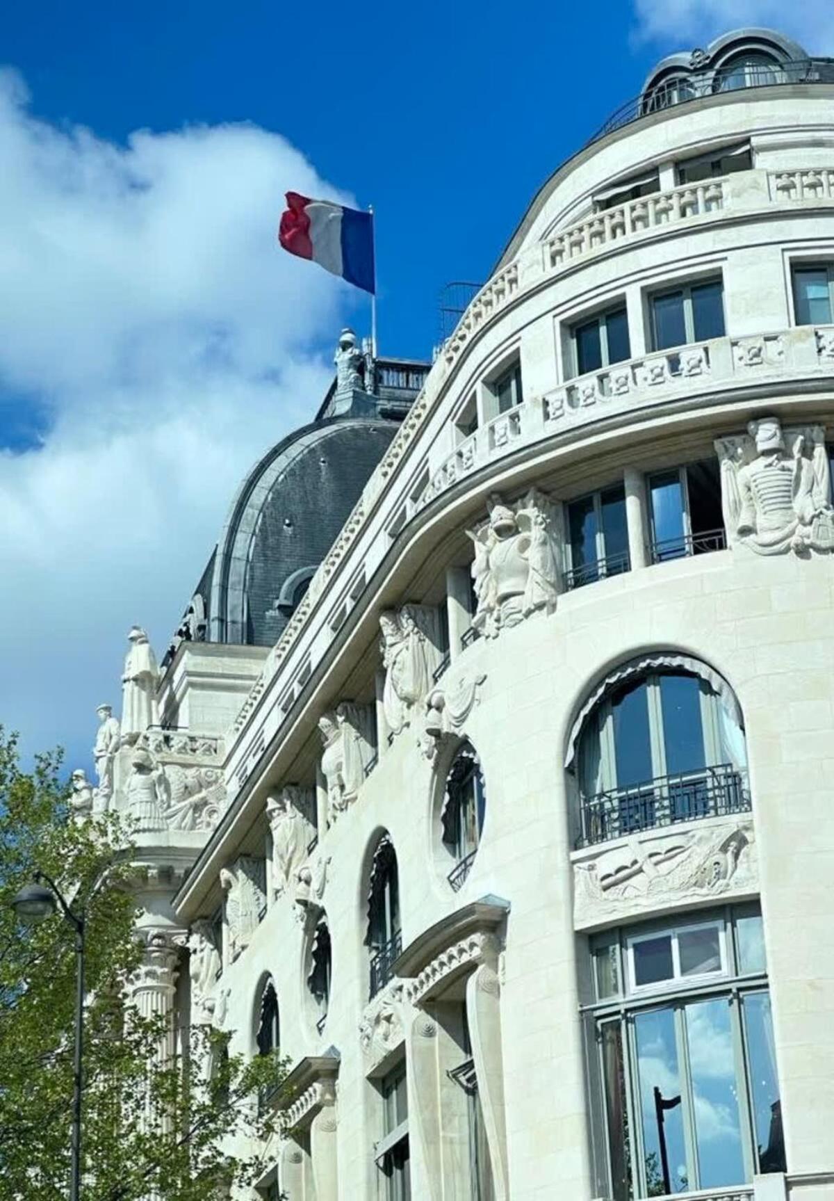1581 Typical Luxurious Parisian Getaway Apartment Paris