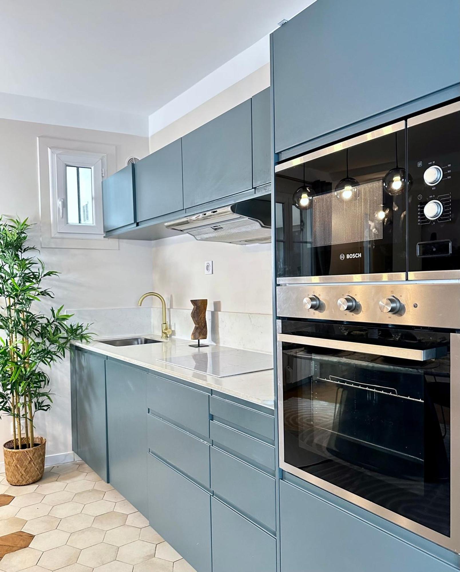 1581 Typical Luxurious Parisian Getaway Apartment *