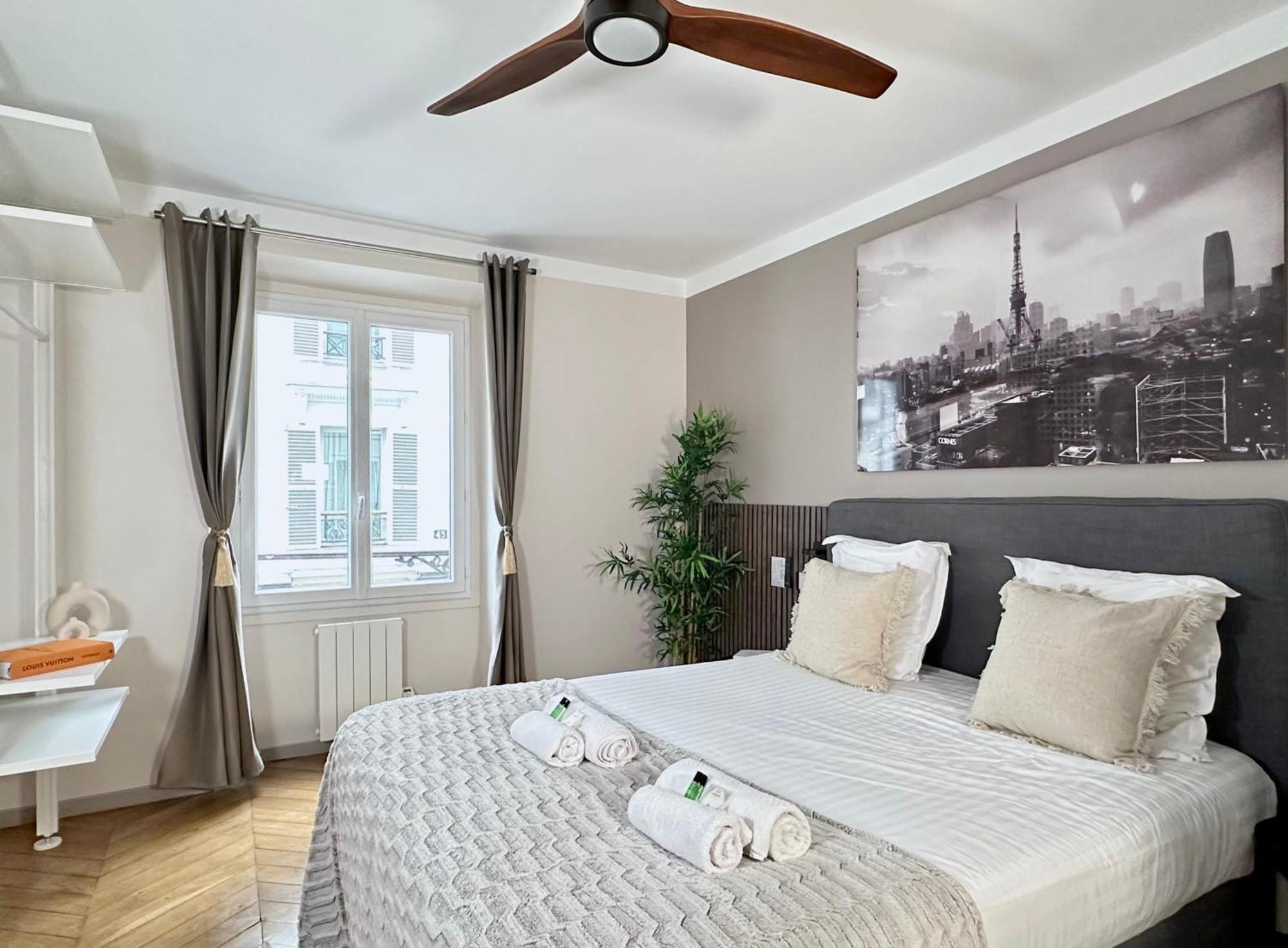 Apartment 1581 Typical Luxurious Parisian Getaway