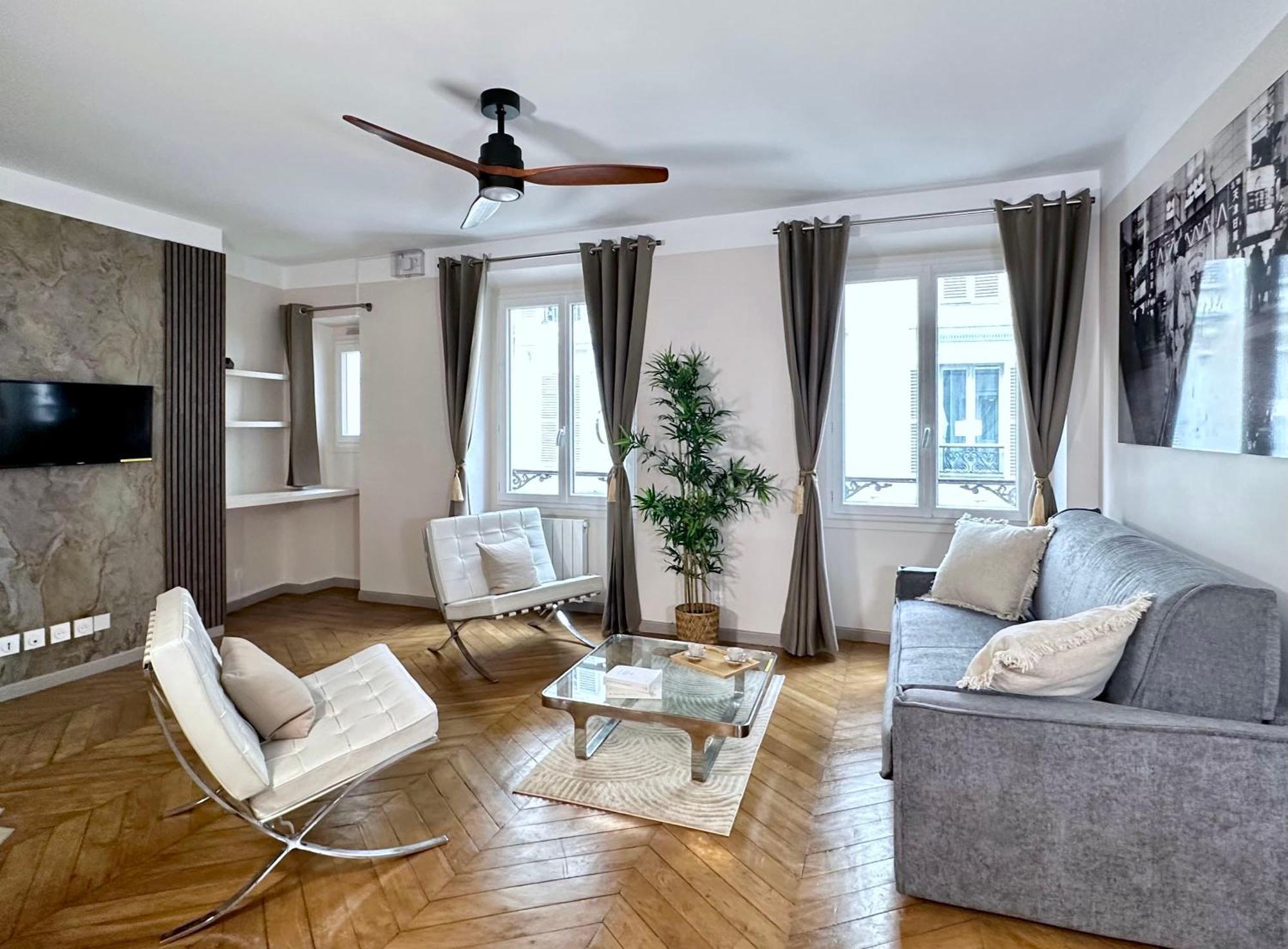 1581 Typical Luxurious Parisian Getaway Apartment